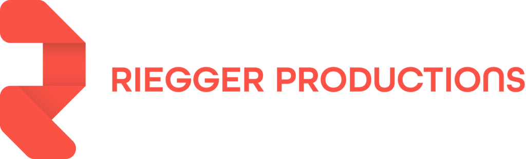 Leuchtend rotes Logo der Riegger Productions GmbH, das sich zusammensetzt aus einem abstrakt geformten R, das für den Namen Riegger steht, im linken Teil des Logos und dem Textzusatz "Riegger Productions" im rechten Teil des Logos.