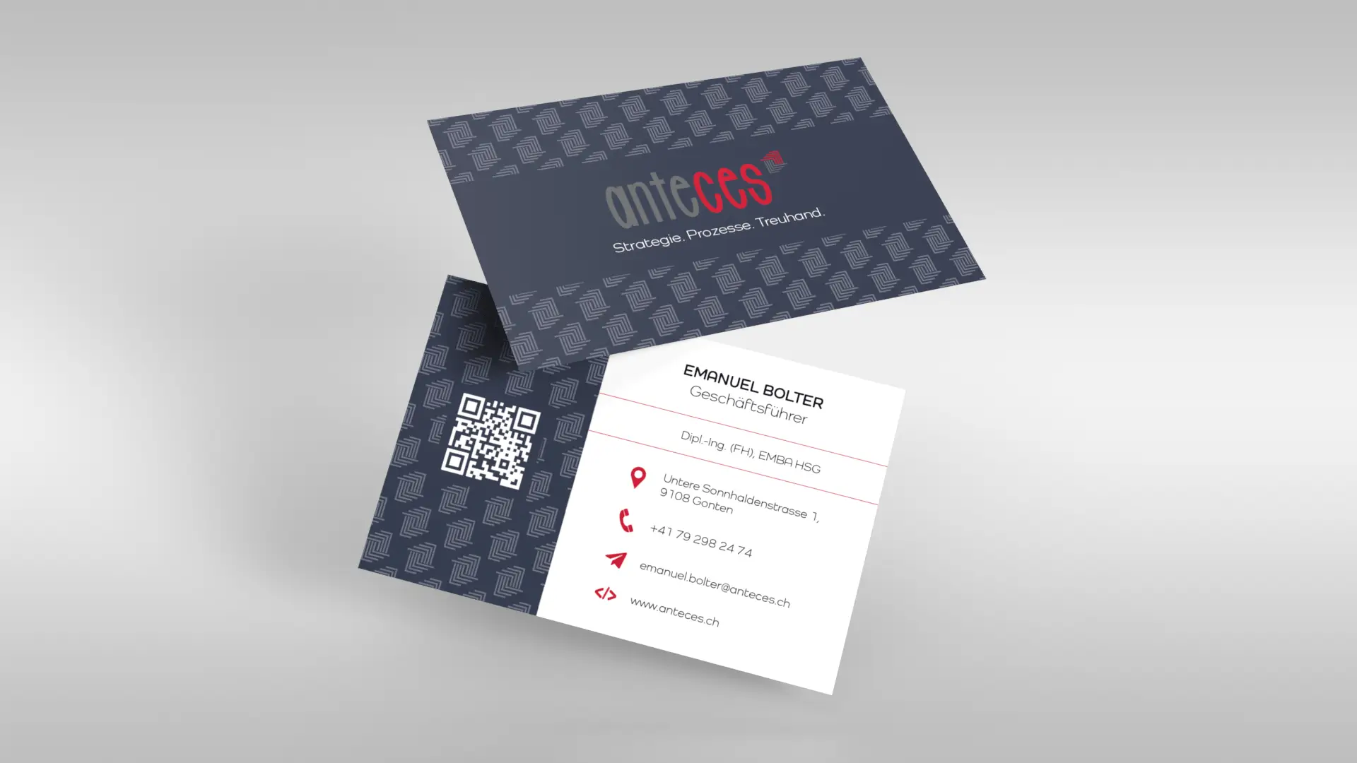 Dieses Bild zeigt die neuen Visitenkarten der Anteces GmbH. Sie sind in einem klassischen, schlichten und doch ansprechend modernen Design aus dunklem Blau und Weiss gehalten.