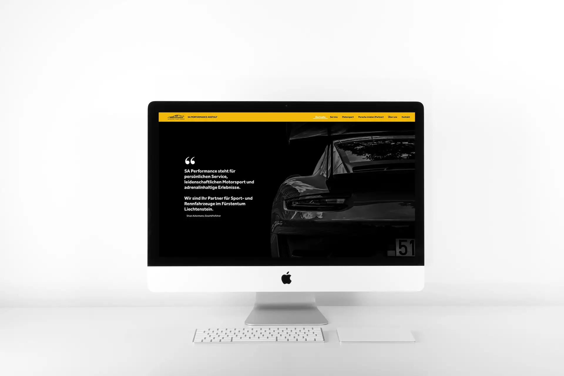 Dieses Bild zeigt die Startseite der SA Performance Anstalt in der Desktop-Ansicht auf einem Computer.