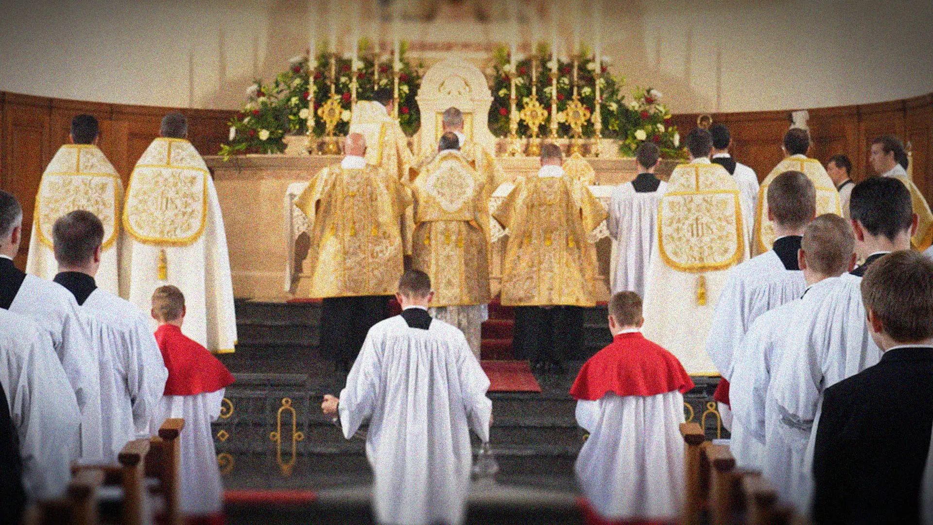 Dieses Bild zeigt den Altarraum der Kirche St. Karl Borromäus der Priesterbruderschaft St. Pius X. in Oberriet, in dem Bischof Vitus Huonder im Anschluss an die Kirchweihe der Kirche St. Karl Borromäus ein feierliches Hochamt zelebriert.