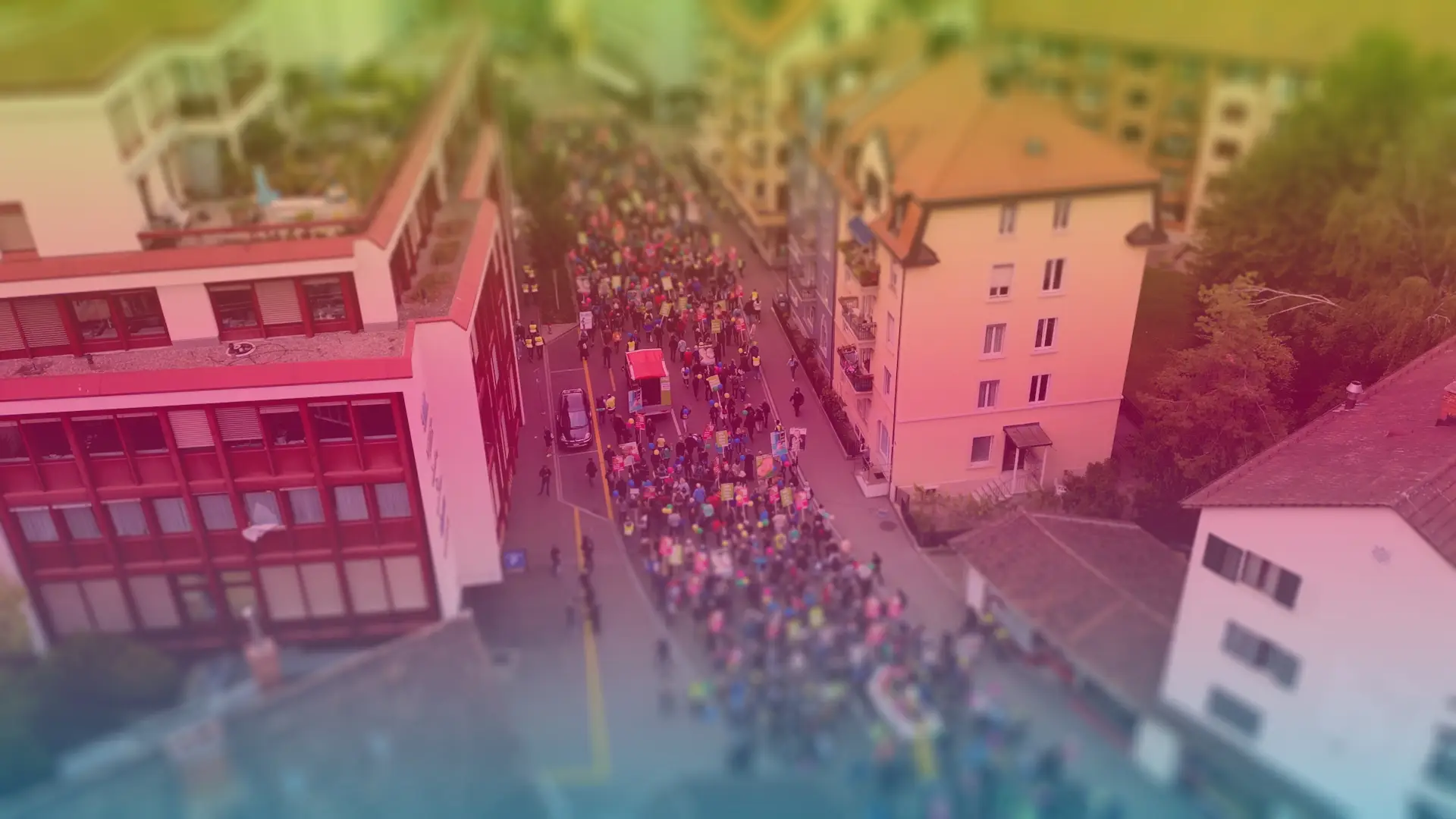 Dieses Bild zeigt den Marschzug des Marsch fürs Läbe 2023 in Zürich-Oerlikon aus der Vogelperspektive (mit einer Drohne fotografiert).