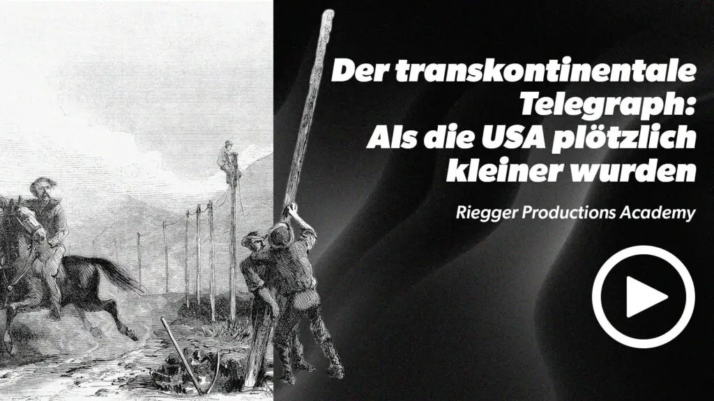 Bei diesem Bild handelt es sich um ein Thumbnail, also ein Anzeigebild für ein Video. Es zeigt im linken Drittel ein schwarz-weiss gemaltes Bild, das Arbeiter zeigt, die Telegraphenmasten aufbauen. Die beiden restlichen, rechts liegenden Drittel des Anzeigebilds sind in Schwarz gehalten. Auf dem Schwarz ist in weisser Schrift zu lesen: «Der transkontinentale Telegraph: Als die USA plötzlich kleiner wurden – Riegger Productions Academy». Unterhalb des Schriftzugs ist ein weisser Play-Button zu sehen, wie man ihn von technischen Geräten kennt.