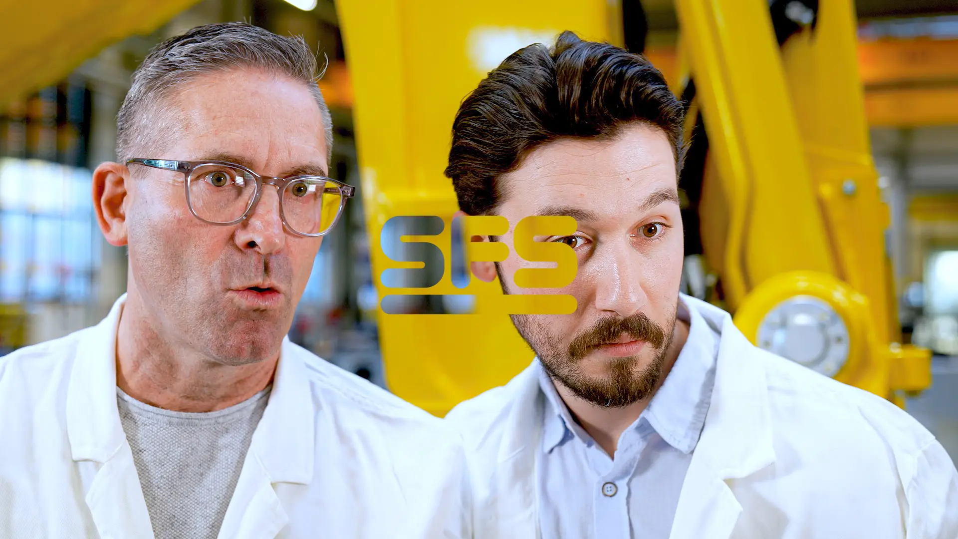 Dieses Bild ist das Anzeigebild für den Portfolio-Beitrag «SFS Produktfinder» und zeigt zwei Ingenieure, die verblüfft auf den neuen SFS Produktfinder blicken. In der Mitte des Bildes ist das SFS Logo zu sehen.