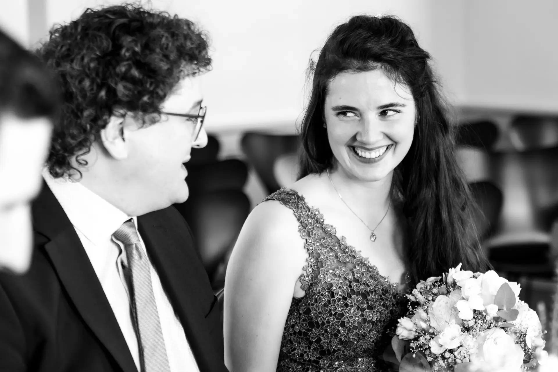 Die Braut lächelt ihrem Bräutigam voller Liebe zu.