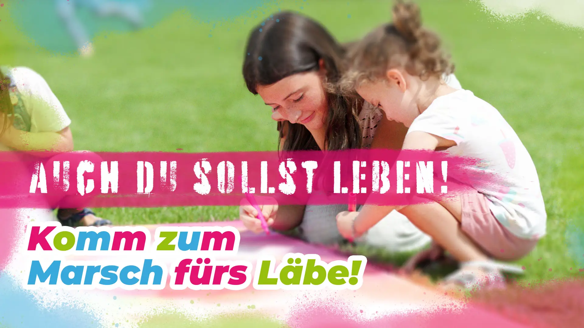 Zwei Mädchen bemalen eine Blache mit ProLife-Botschaften. Darüber stehen in bunten Lettern die Sätze «Auch Du sollst leben!» und «Komm zum Marsch fürs Läbe!».