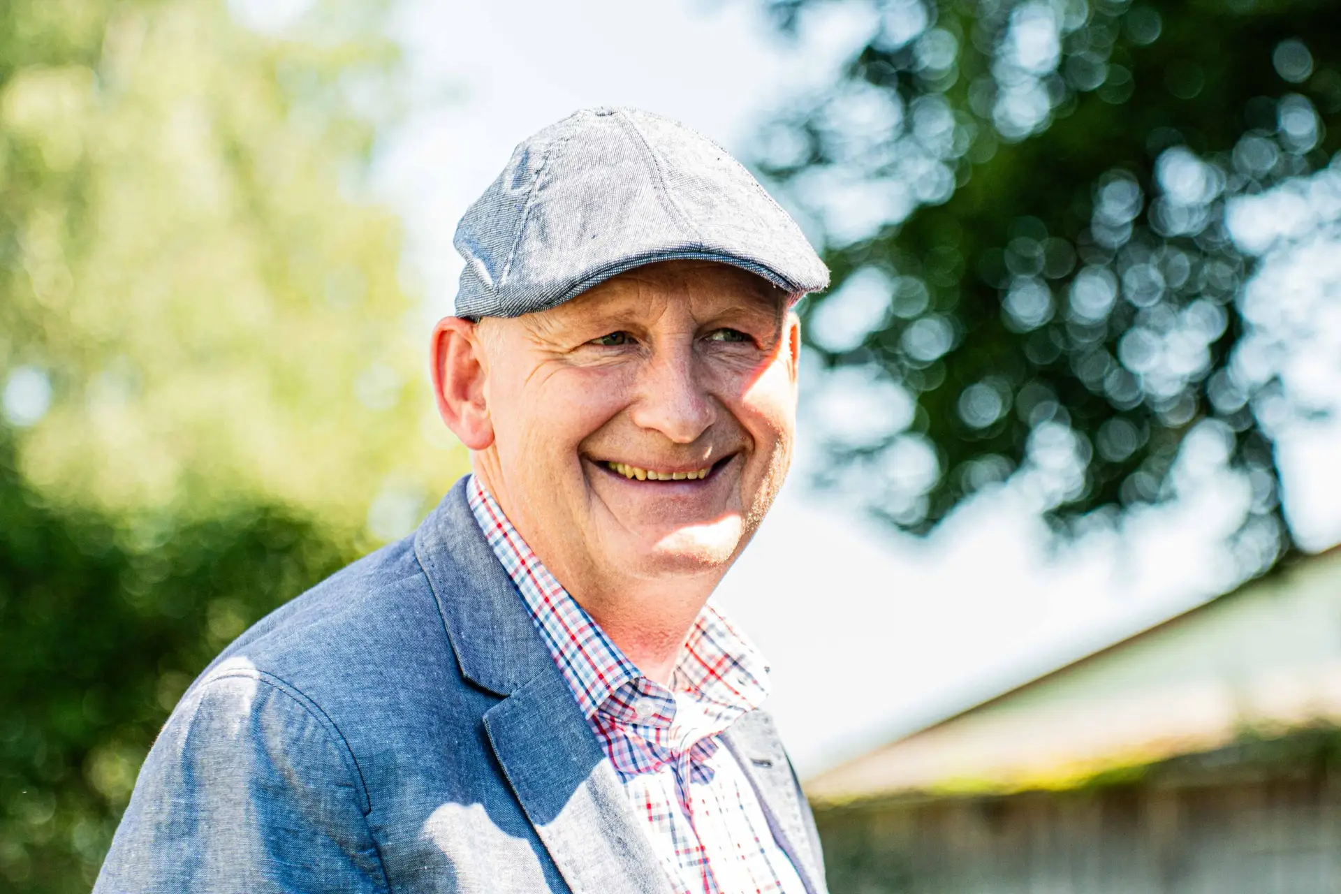 Porträt eines lächelnden Hochzeitsgasts im Freien