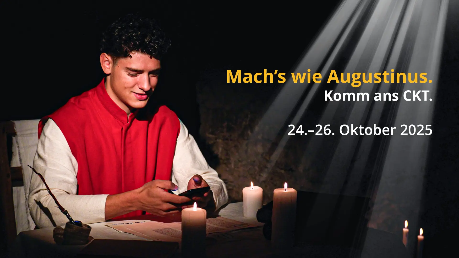 Der hl. Augustinus sitzt an einem mit Kerzen bedeckten Tisch in einem steinernen Raum und blickt auf ein Handy. Von oben dringen Sonnenstrahlen in den dunklen Raum. Über dem Bild steht «Mach's wie Augustinus. Komm ans CKT. 24.–26. Oktober 2025».