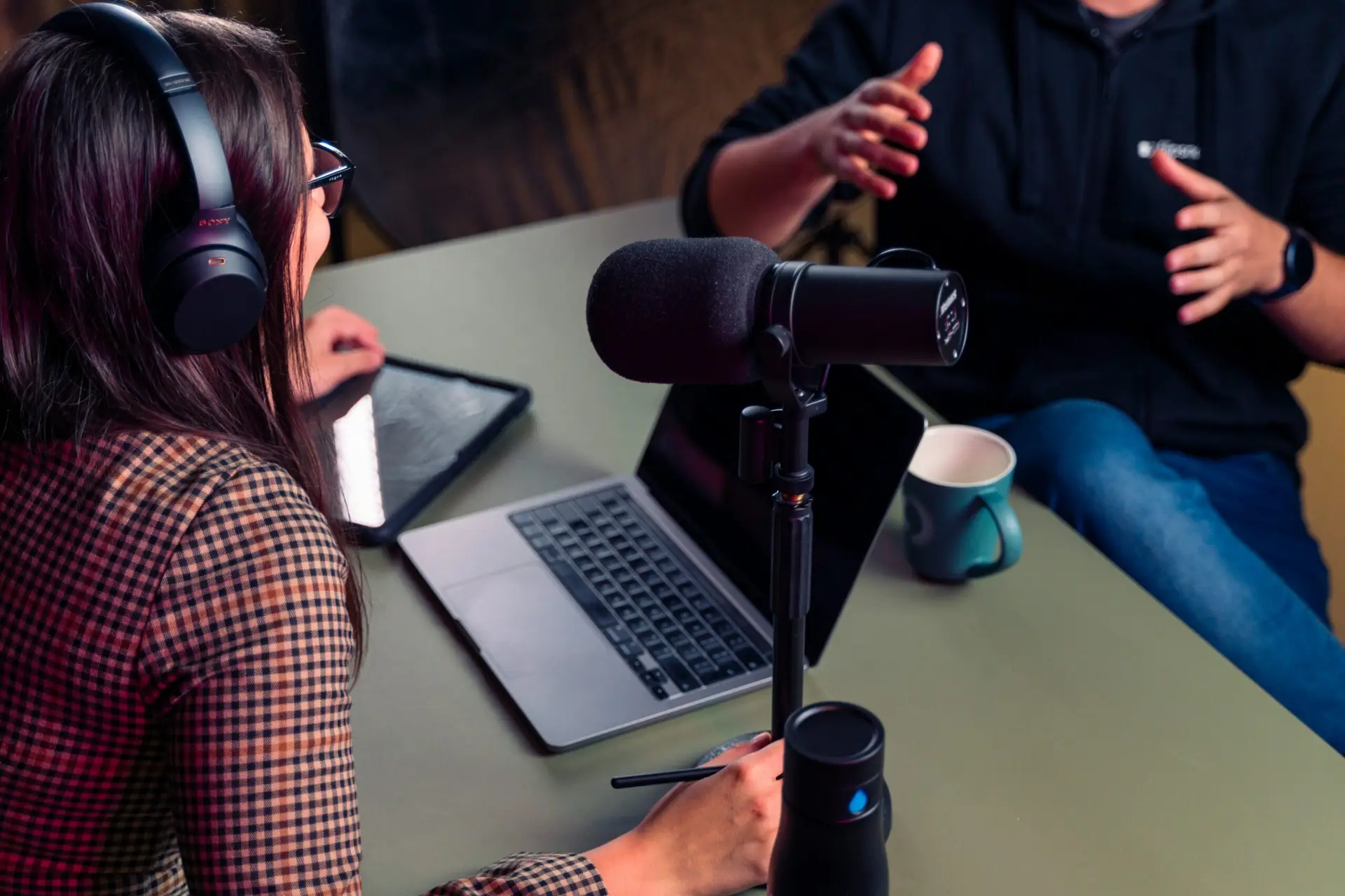 Podcastaufnahme mit Mikrofon, Laptop und Videokamera