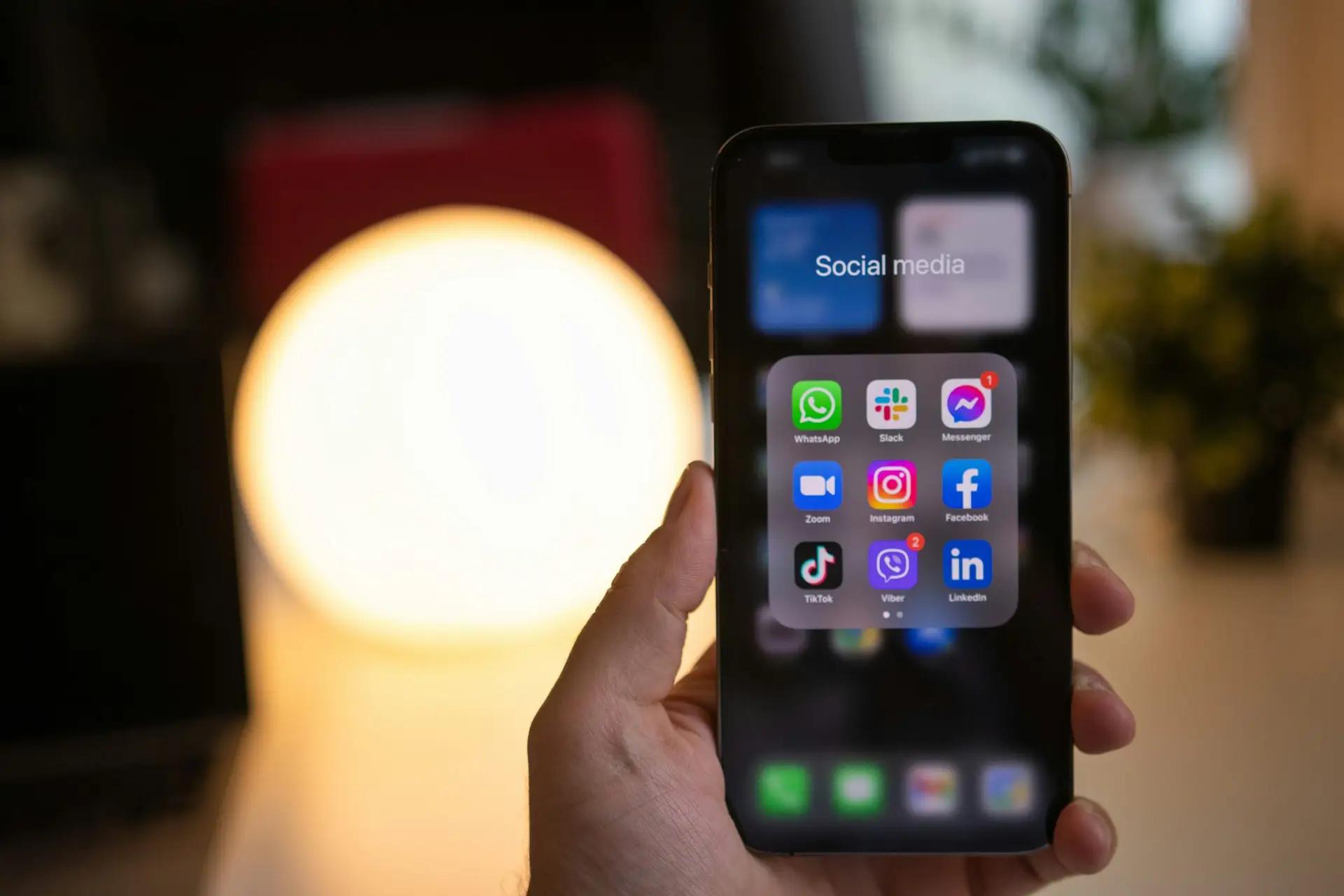 Smartphone mit Social-Media-Apps und leuchtender Glühbirne
