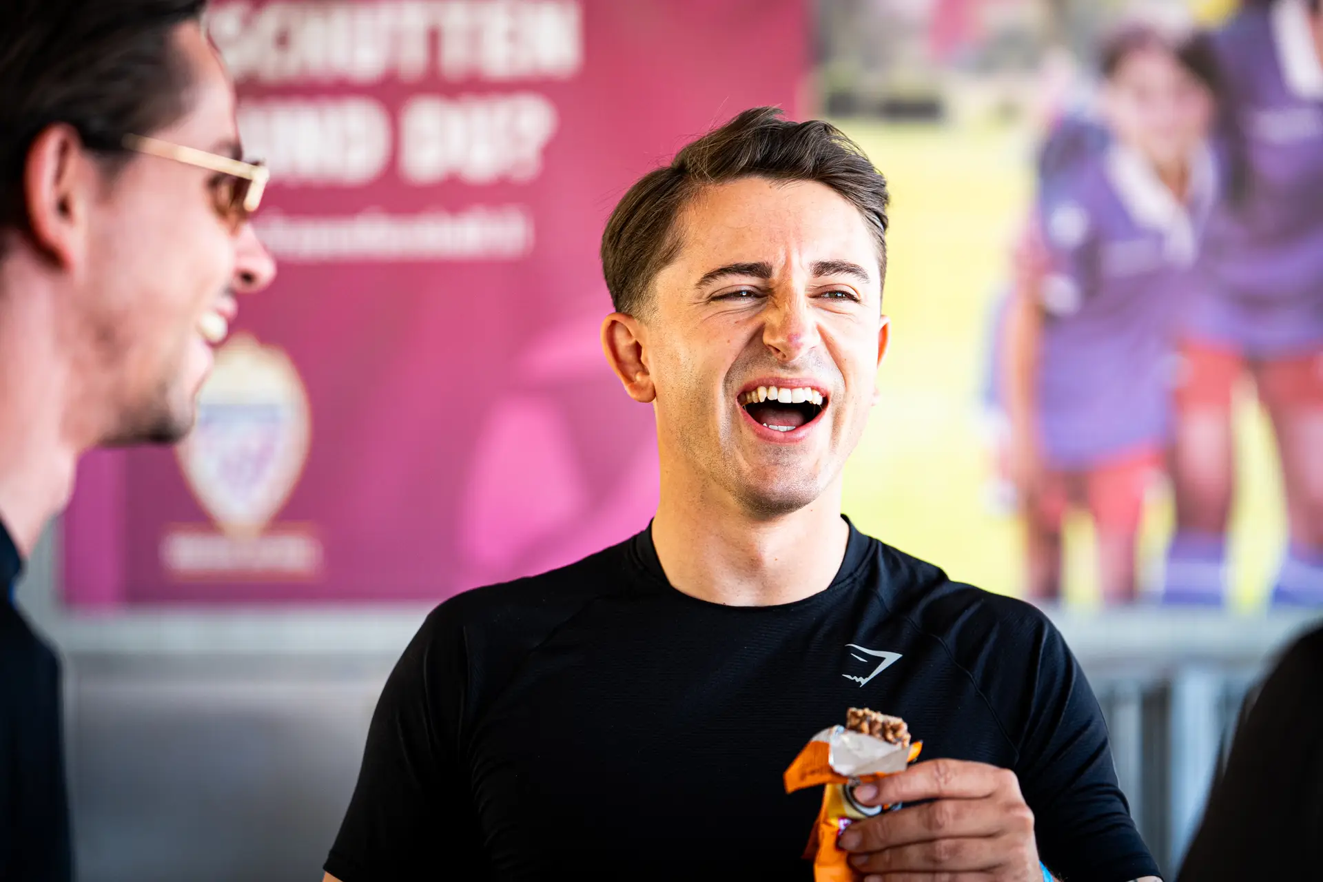 Lachende Teilnehmerin bei einem Fussballturnier