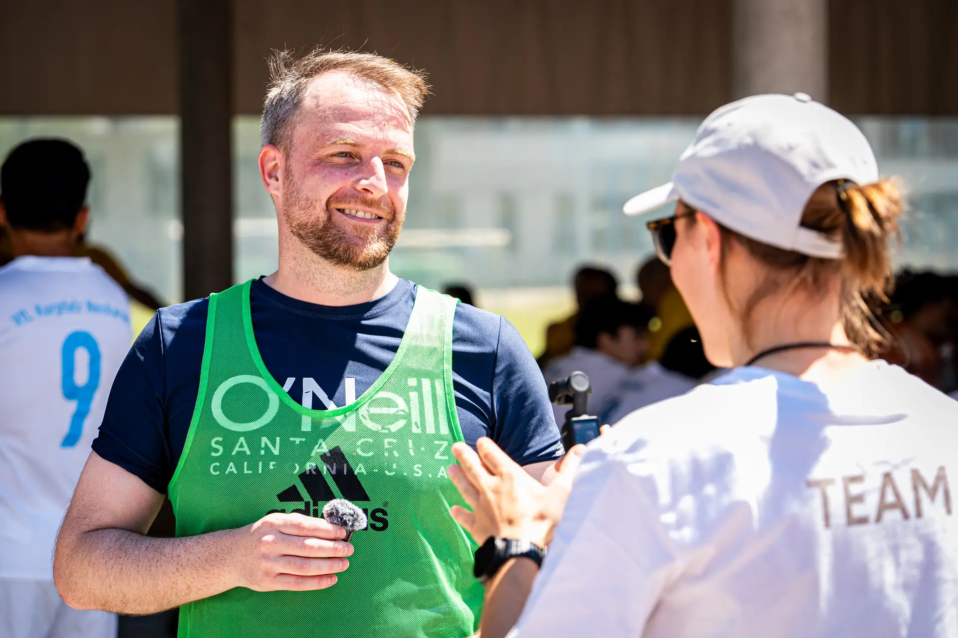 Gesprächsszene bei einem Charity-Fussballturnier