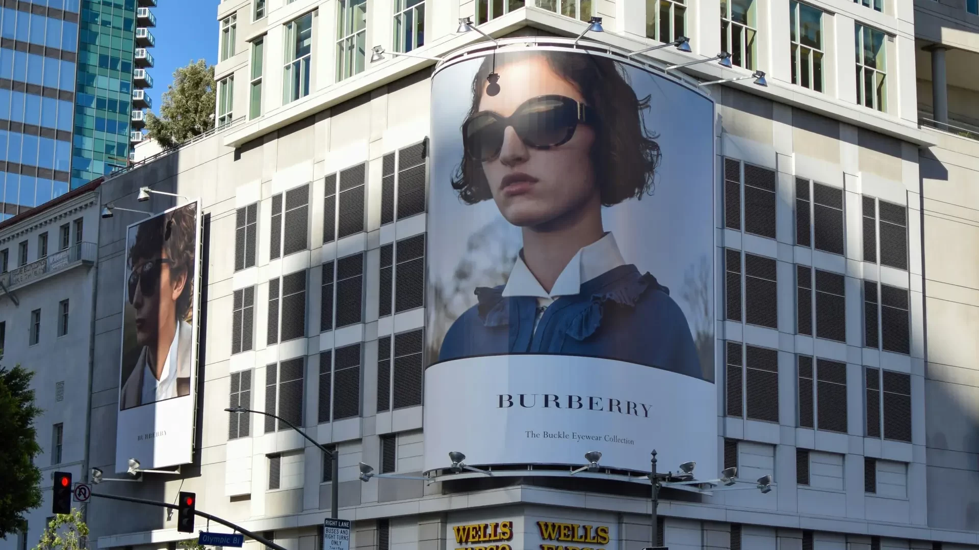 Symbolbild für das Thema «Reichweite erhöhen.» Das Bild zeigt ein riesiges Plakat einer Brillen-Marke an einem Häuserblock in Los Angeles.